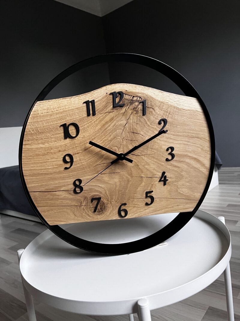 drewniany zegar ścienny