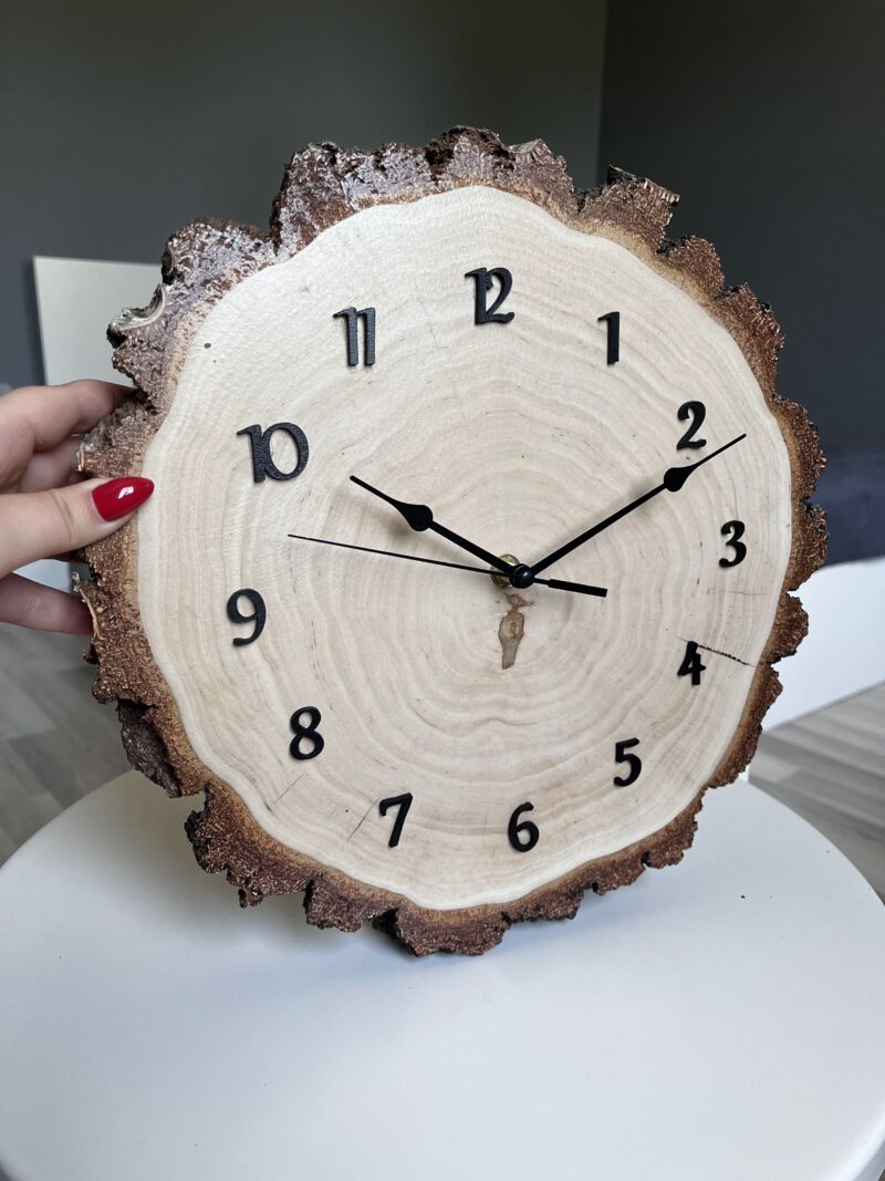 zegar z plastra drewna