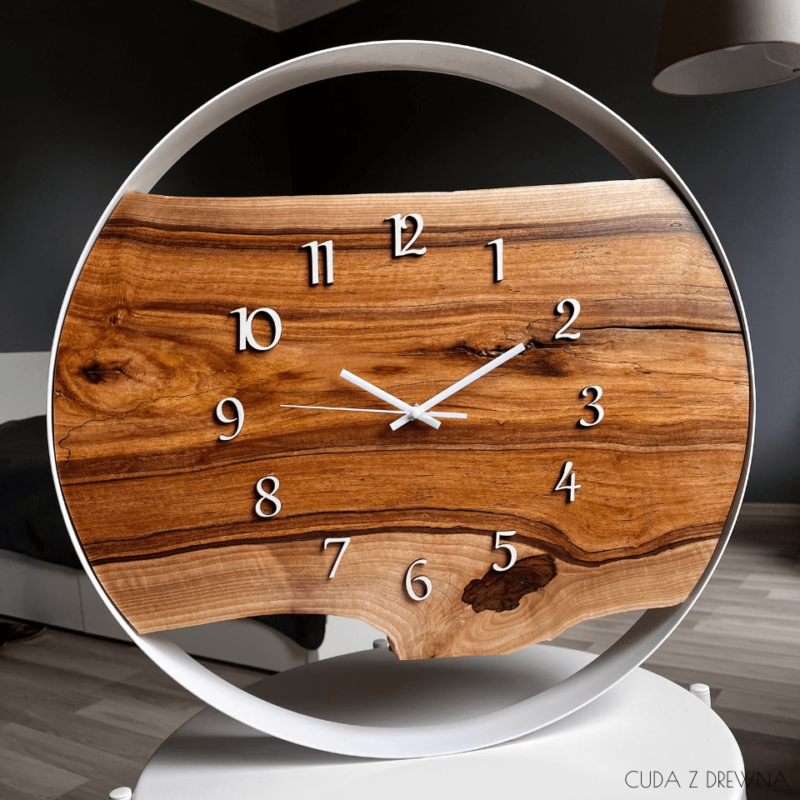 drewniany zegar w bialej obreczy