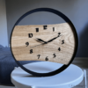 drewniany zegar w obręczy