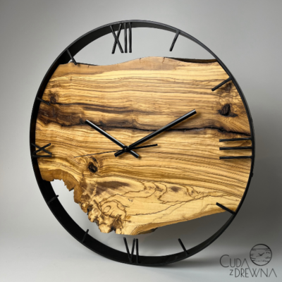 zegar-z-drewna-oliwnego-w-metalowej-obręczy