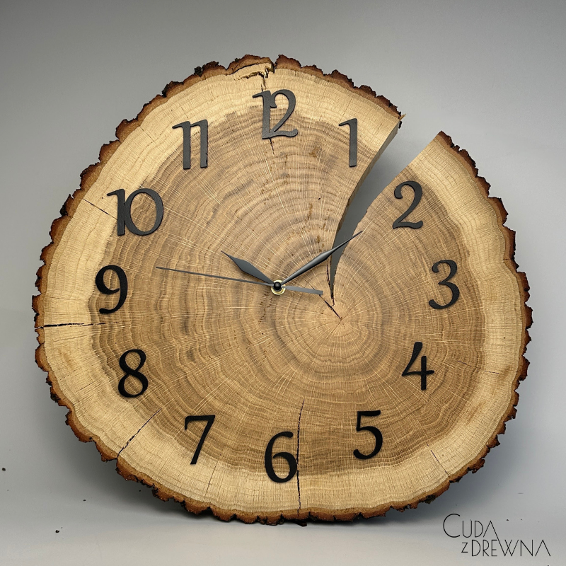 drewniany-zegar-naturalne-drewno-w-salonie