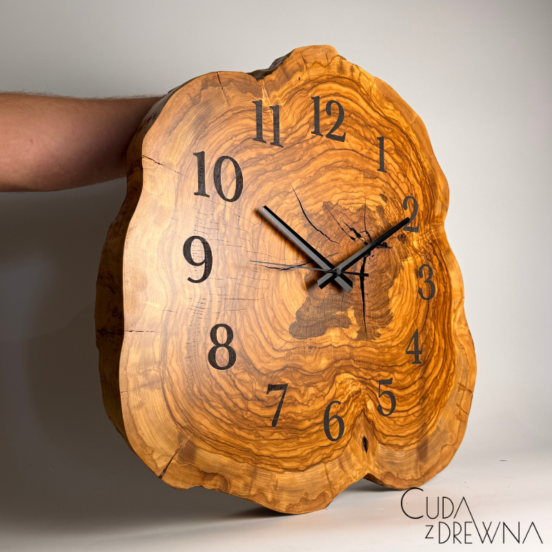 naturalny zegar z drewna oliwkowego