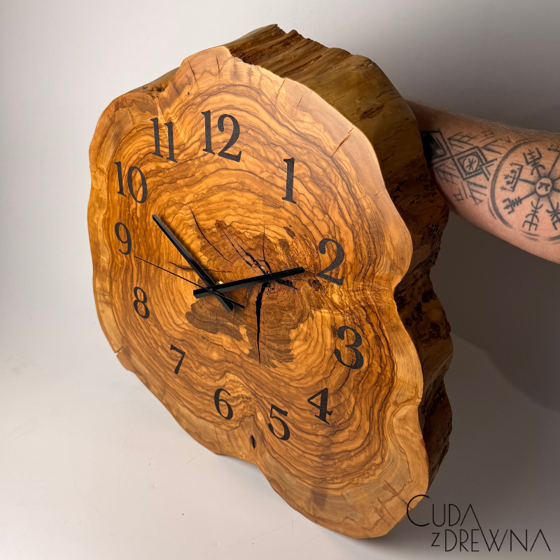 zegar z drewna oliwnego